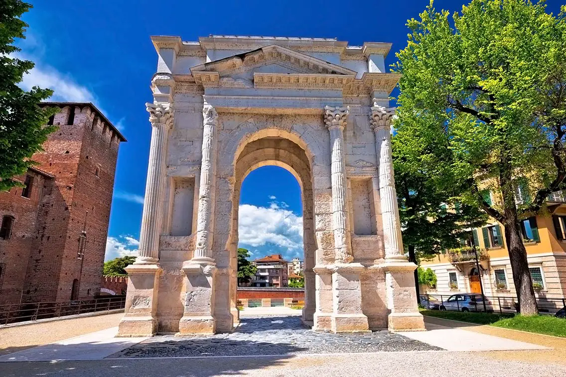 Arco dei Gavi famous historic landmark in Verona. Best Photography Spots in Verona