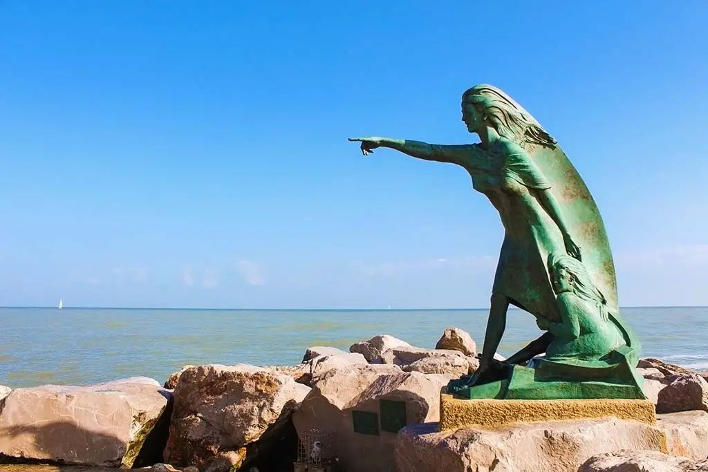 Bronze Monument to the wives of sailors at the port jetty. Best Photography Spots in Rimini